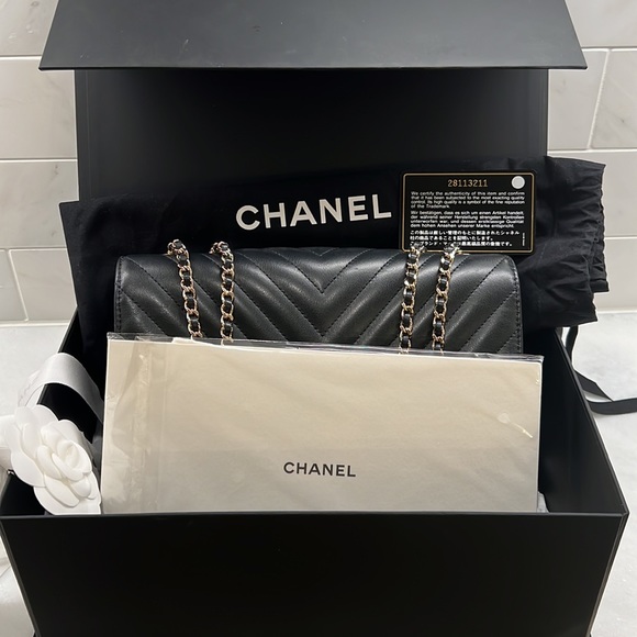 Authentic Chanel medium flapbag - like new with all accessories! - Picture 8 of 13